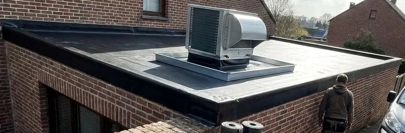 Détail d'une toiture plate d'annexe à Wavre refaite en EPDM, rive et costière de groupe extérieur